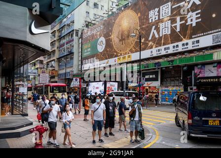 Hong Kong, Cina. 22 luglio 2021. Criptovaluta elettronica in contanti Bitcoin banner visto a Hong Kong. (Foto di Budrul Chukrut/SOPA Images/Sipa USA) Credit: Sipa USA/Alamy Live News Foto Stock