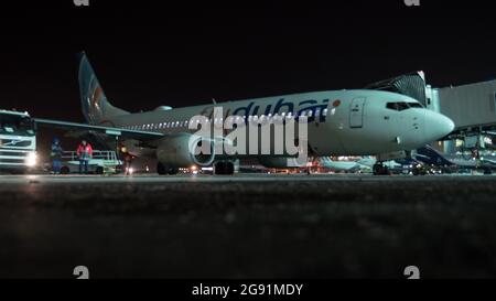 Tempo di preparazione dell'aereo FlyDubai per la partenza di notte Foto Stock