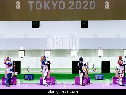 Gli atleti gareggiano durante la finale femminile di Air Rifle da 10 m al poligono di tiro Asaka il primo giorno dei Giochi Olimpici di Tokyo 2020 in Giappone. Data immagine: Sabato 24 luglio 2021. Foto Stock