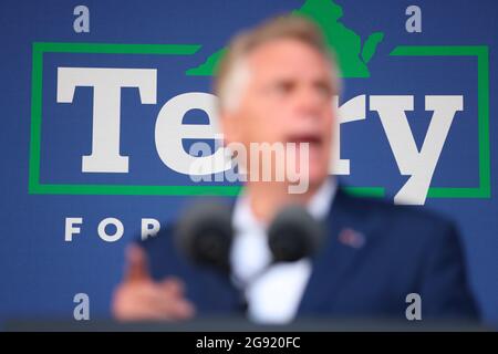 Washington DC, Stati Uniti. 23 luglio 2021. Il candidato gubernatorial della Virginia Terry McAuliffe parla durante un evento di campagna a Lubber Run Park, Arlington, Virginia, venerdì 23 luglio 2021 a Washington DC, USA. Credit: Oliver Contreras/Pool via CNP *** Local Caption *** BSMID36210472 Credit: dpa/Alamy Live News Foto Stock
