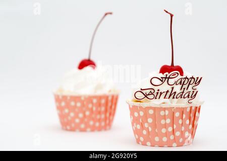 Bella torta di tazza con ciliegia rossa sulla parte superiore Foto Stock
