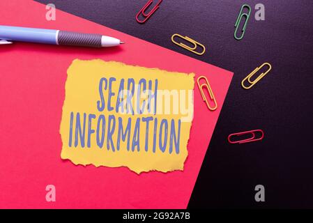 Segno che visualizza le informazioni di ricerca. Parola per l'atto o il processo di ricerca di qualcuno o qualcosa che pensa nuove idee brillanti rinnovando la creatività e. Foto Stock