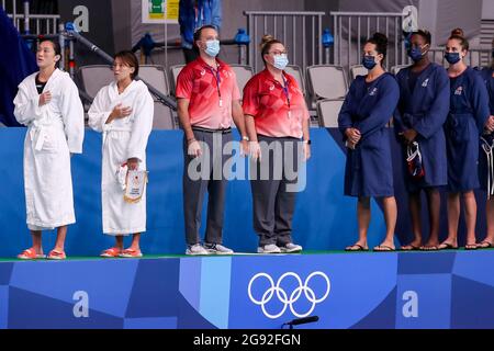 Tokyo, Giappone. 24 luglio 2021. TOKYO, GIAPPONE - LUGLIO 24: Arbitro tedesco Moller (ARG), arbitro Nicola Mendy Johnson (AUS) durante il torneo olimpico di Waterpolo di Tokyo 2020 incontro femminile tra Giappone e Stati Uniti al Tatsumi Waterpolo Center il 24 luglio 2021 a Tokyo, Giappone (Foto di Marcel ter Bals/Orange Pictures) Credit: Orange Pics BV/Alamy Live News Foto Stock