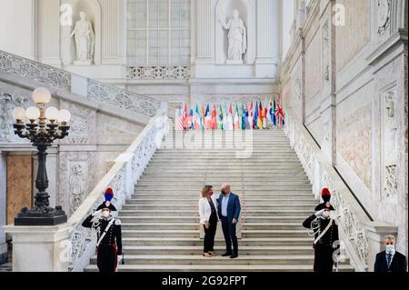 Napoli, Italia. 23 luglio 2021. Teresa Ribera (L), Vice Presidente del Consiglio spagnolo, ha salutato il Ministro italiano per la transizione ecologica Roberto Cingolani (R). Il Ministro italiano della transizione ecologica Roberto Cingolani ha presieduto la riunione ministeriale congiunta del G20 ambiente, clima ed energia, il secondo giorno a Napoli, organizzata nell'ambito della Presidenza italiana del G20. L'incontro, tenutosi al Palazzo reale, aveva visto la partecipazione di relatori provenienti dai paesi del G20 e da diverse istituzioni e organizzazioni internazionali. (Foto di Valeria Ferraro/S. Foto Stock