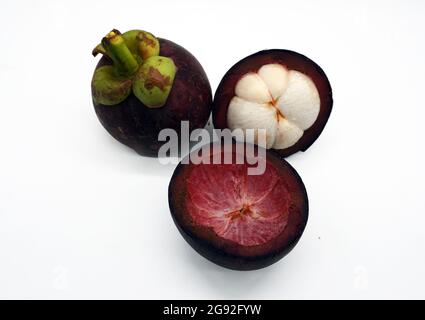 Mangosteen, pronto a mangiare, è un frutto che è benefico per la salute Foto Stock