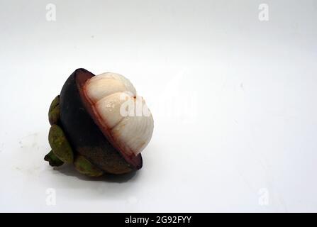 Mangosteen, pronto a mangiare, è un frutto che è benefico per la salute Foto Stock