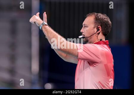 Tokyo, Giappone. 24 luglio 2021. TOKYO, GIAPPONE - LUGLIO 24: Arbitro tedesco Moller (ARG) durante il torneo olimpico di Waterpolo di Tokyo 2020 incontro femminile tra Giappone e Stati Uniti al Tatsumi Waterpolo Center il 24 luglio 2021 a Tokyo, Giappone (Foto di Marcel ter Bals/Orange Pictures) Credit: Orange Pics BV/Alamy Live News Foto Stock