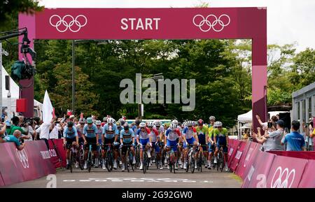 Shizuoka, Giappone. 24 luglio 2021. I piloti gareggiano durante la corsa ciclistica maschile Tokyo 2020 a Shizuoka, Giappone, 24 luglio 2021. Credit: Fei Maohua/Xinhua/Alamy Live News Foto Stock