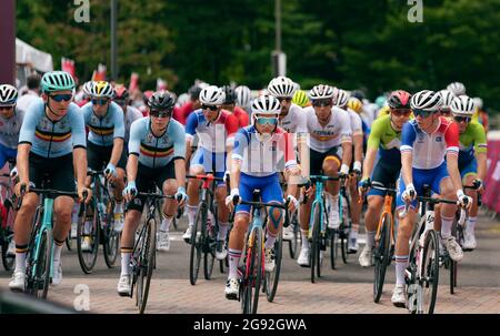 Shizuoka, Giappone. 24 luglio 2021. I piloti gareggiano durante la corsa ciclistica maschile Tokyo 2020 a Shizuoka, Giappone, 24 luglio 2021. Credit: Fei Maohua/Xinhua/Alamy Live News Foto Stock