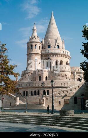 Bastione del Pescatore o Halászbástya, un monumento neoranico nel quartiere del Castello di Buda a Budapest, Ungheria Foto Stock