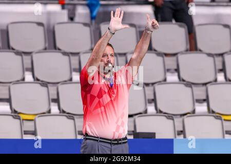 Tokyo, Giappone. 24 luglio 2021. TOKYO, GIAPPONE - LUGLIO 24: Arbitro tedesco Moller (ARG) durante il torneo olimpico di Waterpolo di Tokyo 2020 incontro femminile tra Giappone e Stati Uniti al Tatsumi Waterpolo Center il 24 luglio 2021 a Tokyo, Giappone (Foto di Marcel ter Bals/Orange Pictures) Credit: Orange Pics BV/Alamy Live News Foto Stock