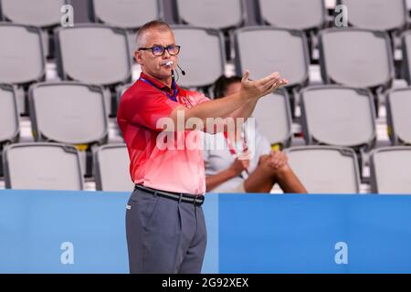 Tokyo, Giappone. 24 luglio 2021. TOKYO, GIAPPONE - LUGLIO 24: Arbitro Gyorgy Kun (HUN) durante il torneo olimpico di Waterpolo di Tokyo 2020 incontro femminile tra Canada e Australia al Tatsumi Waterpolo Center il 24 luglio 2021 a Tokyo, Giappone (Foto di Marcel ter Bals/Orange Pictures) Credit: Orange Pics BV/Alamy Live News Foto Stock