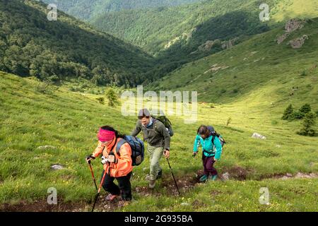 Gruppo di escursionisti che camminano il picco di Kozya Stena o il muro di camoscio sulla strada pedonale transitoria europea percorso e-3, Balcani centrali, Bulgaria Foto Stock