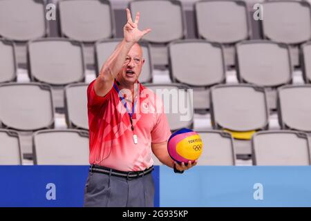 Tokyo, Giappone. 24 luglio 2021. TOKYO, GIAPPONE - LUGLIO 24: Arbitro Michael Goldenberg (USA) durante il torneo olimpico di Waterpolo di Tokyo 2020 incontro femminile tra Canada e Australia al Tatsumi Waterpolo Center il 24 luglio 2021 a Tokyo, Giappone (Foto di Marcel ter Bals/Orange Pictures) Credit: Orange Pics BV/Alamy Live News Foto Stock