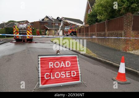 Vigili del fuoco dell'Hampshire e dell'Isola di Wight Fire and Rescue Service sulla scena di Mercia Avenue ad Andover, dove una donna di 70 anni è scappata senza subire danni dopo un fulmine ha gravemente danneggiato due case. Data immagine: Sabato 24 luglio 2021. Foto Stock