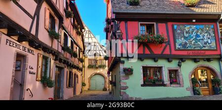 Vecchie case colorate a Riquewihr, Alsazia, Francia Foto Stock