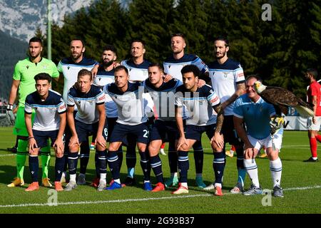 Auronzo di Cadore, Italia. 23 luglio 2021. I giocatori delle SS Lazio si pongono per una foto di squadra con l'aquila di mascotte della SS Lazio Olimpia prima della partita di calcio pre-stagione tra SS Lazio e US Triestina. SS Lazion ha vinto 5-2 su US Trientina. Credit: Nicolò campo/Alamy Live News Foto Stock