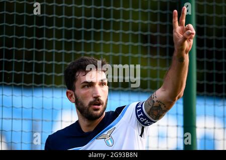 Auronzo di Cadore, Italia. 23 luglio 2021. Danilo Cataldi della SS Lazio gesti durante la partita di calcio pre-stagione amichevole tra SS Lazio e US Triestina. SS Lazion ha vinto 5-2 su US Trientina. Credit: Nicolò campo/Alamy Live News Foto Stock