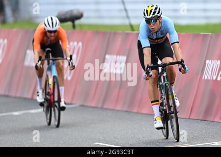 L'olandese Bauke Mollema di Trek-Segafredo e il belga Wout Van Aert del Team Jumbo-Visma attraversa il traguardo della gara ciclistica maschile, nel secondo Foto Stock