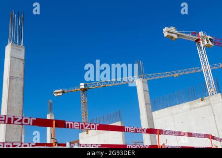 Pilastri in cemento armato e gru a torre nel cantiere, Sopron, Ungheria Foto Stock