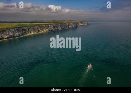 North Yorkshire Coast Line intorno a Whitby Scarborough Filey Flamborough Head Thornwick Bay Aerial Drone Photography DJI Cliffs Seaside Ice Crème Mavic Foto Stock