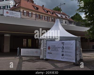 Tenda bianca del centro di test Covid-19 nel centro di Esslingen, che offre test del coronavirus ai cittadini durante la pandemia, con istruzioni su poster. Foto Stock