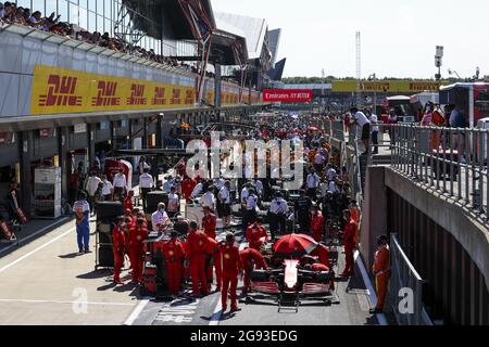 16 LECLERC Charles (mco), Scuderia Ferrari SF21, nella pit lane durante la bandiera rossa in occasione del Gran Premio di Formula 1 Pirelli British 2021, decimo appuntamento del Campionato Mondiale di Formula 1 FIA 2021 dal 16 al 18 luglio 2021 sul circuito di Silverstone, a Silverstone, Regno Unito - Foto Antonin Vincent / DPPI Foto Stock