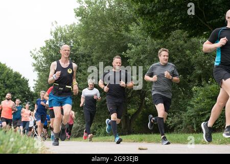 Manor Park Sports Complex, Mansfield Woodhouse, Nottinghamshire, Regno Unito. 24 luglio 2021. Corridori, joggers e camminatori che prendono parte al parkrun di Mansfield che segna la fine di 70 settimane di parkrun dall'epidemia di Covid19 pandemia. Questo evento sportivo molto popolare sabato mattina 5k parkrun evento, torna a più di 500 parchi e spazi aperti in tutta l'Inghilterra. Credit: Alan Beastall/Alamy Live News. Foto Stock