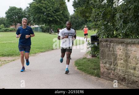 Manor Park Sports Complex, Mansfield Woodhouse, Nottinghamshire, Regno Unito. 24 luglio 2021. Corridori, joggers e camminatori che prendono parte al parkrun di Mansfield che segna la fine di 70 settimane di parkrun dall'epidemia di Covid19 pandemia. Questo evento sportivo molto popolare sabato mattina 5k parkrun evento, torna a più di 500 parchi e spazi aperti in tutta l'Inghilterra. Credit: Alan Beastall/Alamy Live News. Foto Stock