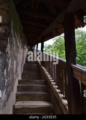 Diminuzione della prospettiva del passaggio storico Seilergang a Esslingen am Neckar, Baden-Württemberg, Germania che collega il centro della città con il castello. Foto Stock