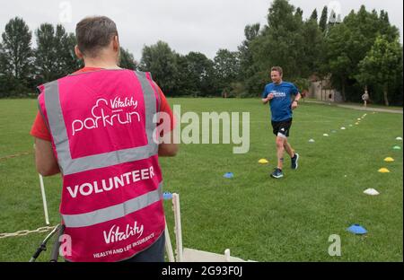 Manor Park Sports Complex, Mansfield Woodhouse, Nottinghamshire, Regno Unito. 24 luglio 2021. Corridori, joggers e camminatori che prendono parte al parkrun di Mansfield che segna la fine di 70 settimane di parkrun dall'epidemia di Covid19 pandemia. Questo evento sportivo molto popolare sabato mattina 5k parkrun evento, torna a più di 500 parchi e spazi aperti in tutta l'Inghilterra. Credit: Alan Beastall/Alamy Live News. Foto Stock