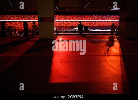 Lo stadio vuoto è immerso in luce rossa, panoramica, caratteristica, simbolo foto, bordo motivo, Cerimonia di apertura allo Stadio Olimpico, il 23 luglio 2021 Olimpiadi estive 2020, dal 23 luglio. - 08.08.2021 a Tokyo/Giappone. Foto Stock