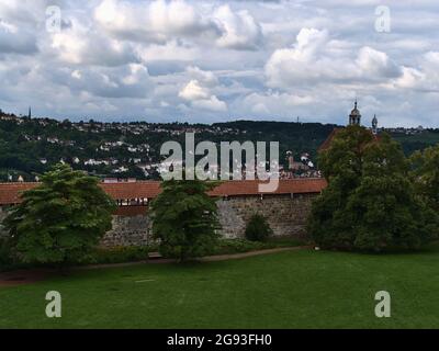 Vista sulle mura storiche della città di Esslingen am Neckar, Baden-Württemberg, Germania, parte di un antico castello, durante la nuvolosa giornata estiva con alberi verdi. Foto Stock