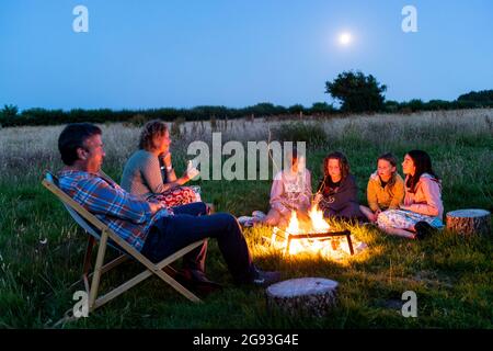 Campeggio familiare, mallows di palude e vacanze di caccia di insetti. Hope Farm Retreats glamping. Foto Stock