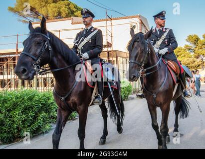 Siracusa Sicilia Italia - luglio 22 2021: Due carabinieri orgogliosi a cavallo all'interno del parco archeologico di Neapolis Foto Stock