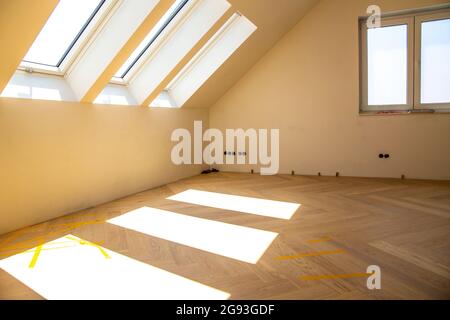 Nuovo pavimento in parquet di alta qualità con motivo a spina di pesce Foto Stock