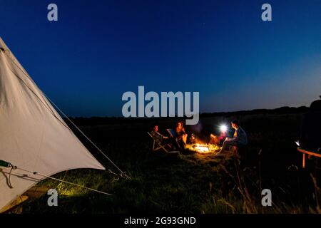 Campeggio familiare, mallows di palude e vacanze di caccia di insetti. Hope Farm Retreats glamping. Foto Stock