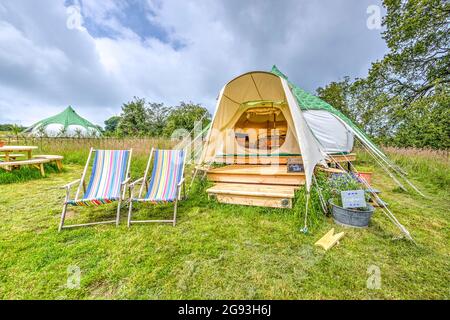 Hope Farm Retreats - glamping di lusso. Tende a campana con servizi igienici in concime organico e una vista favolosa. Foto Stock