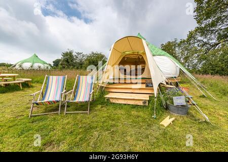 Hope Farm Retreats - glamping di lusso. Tende a campana con servizi igienici in concime organico e una vista favolosa. Foto Stock