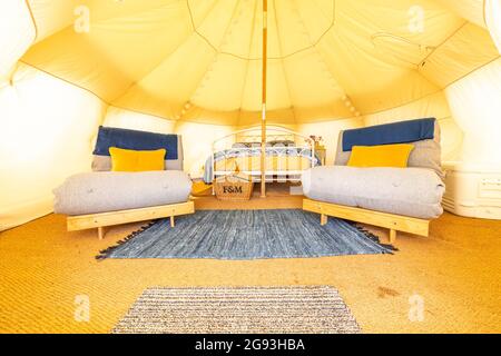 Hope Farm Retreats - glamping di lusso. Tende a campana con servizi igienici in concime organico e una vista favolosa. Foto Stock