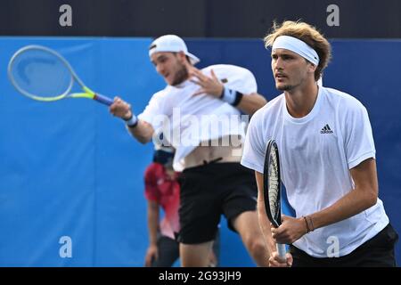 Tokyo, Giappone. 24 luglio 2021. Tennis: Olimpiadi, Doubles, 1° turno, Struff/Zverev (Germania) - Hurkacz/Kubot (Polonia), all'Ariake Tennis Park. Alexander Zverev (r) e Jan-Lennard Struff in azione. Credit: Marijan Murat/dpa/Alamy Live News Foto Stock