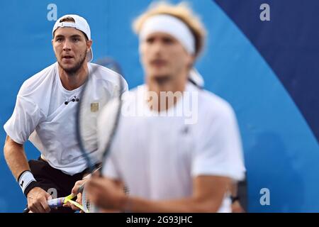 Tokyo, Giappone. 24 luglio 2021. Tennis: Olimpiadi, Doubles, 1° turno, Struff/Zverev (Germania) - Hurkacz/Kubot (Polonia), all'Ariake Tennis Park. Alexander Zverev (r) e Jan-Lennard Struff in azione. Credit: Marijan Murat/dpa/Alamy Live News Foto Stock