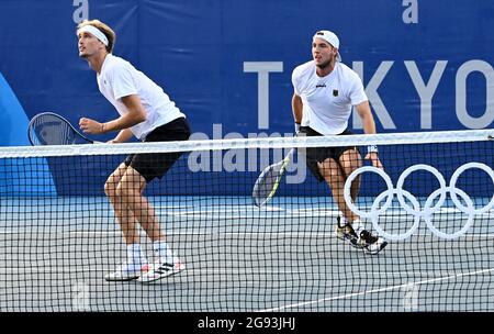 Tokyo, Giappone. 24 luglio 2021. Tennis: Olimpiadi, Doubles, 1° turno, Struff/Zverev (Germania) - Hurkacz/Kubot (Polonia), all'Ariake Tennis Park. Alexander Zverev (l) e Jan-Lennard Struff in azione. Credit: Marijan Murat/dpa/Alamy Live News Foto Stock