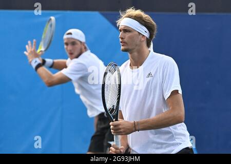 Tokyo, Giappone. 24 luglio 2021. Tennis: Olimpiadi, Doubles, 1° turno, Struff/Zverev (Germania) - Hurkacz/Kubot (Polonia), all'Ariake Tennis Park. Alexander Zverev (r) e Jan-Lennard Struff in azione. Credit: Marijan Murat/dpa/Alamy Live News Foto Stock