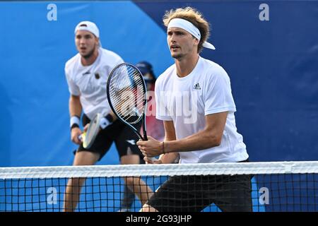 Tokyo, Giappone. 24 luglio 2021. Tennis: Olimpiadi, Doubles, 1° turno, Struff/Zverev (Germania) - Hurkacz/Kubot (Polonia), all'Ariake Tennis Park. Alexander Zverev (r) e Jan-Lennard Struff in azione. Credit: Marijan Murat/dpa/Alamy Live News Foto Stock