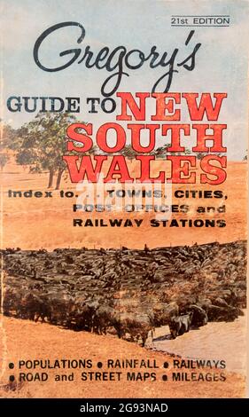 I libri di viaggio Gregorys e le directory di strada più popolari sono stati pubblicati tra il 1934 e il 2011, quando si sono fuse con la concorrente locale UBD e sono stati rapidamente resi ridondanti da sistemi di navigazione in-car. Nel 1965, tuttavia, quando questo libro fu pubblicato, la Guida di Gregory alle cose del nuovo Galles del Sud era molto diversa e libri come questo erano vitali per la navigazione sulle strade australiane. Foto Stock