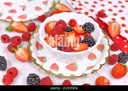 Ciotola di yogurt alla bacca con fragola, lampone e frutta di mora e quinoa soffiato Foto Stock