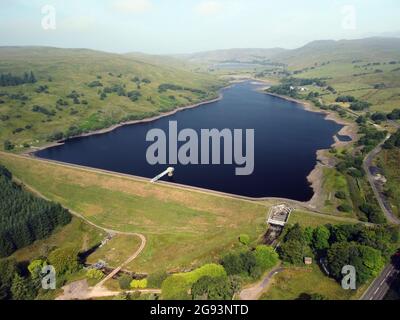 Il tempo insolitamente caldo causa i livelli dell'acqua per cadere al serbatoio di Camphill, l'Ayrshire del Nord, la Scozia, la fonte per quasi tutte le zone acqua dolce. Foto Stock