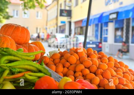 Albicocche, peperoni caldi e altri frutti e ortaggi in vendita sul mercato agricolo locale. Prodotti biologici freschi in vendita presso il mercato agricolo locale. Foto Stock