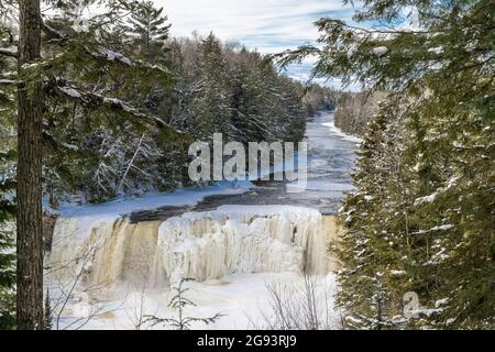 Frozen Tahquamenon Falls, nel Tahquamenon Falls state Park, vicino a Paradise, Michigan. Foto Stock